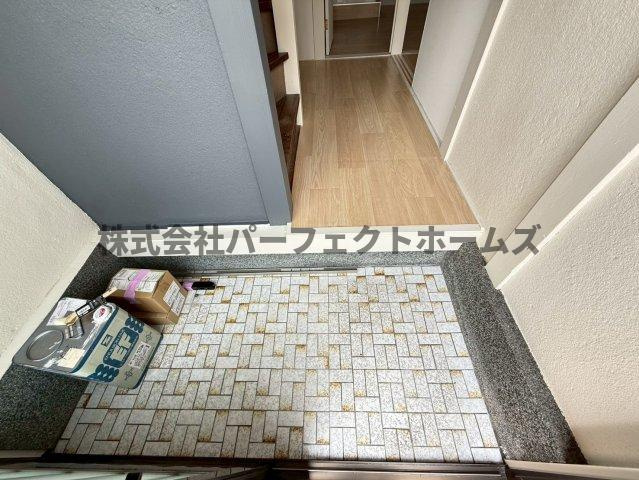 津田東町戸建　賃貸の玄関|明るい玄関です