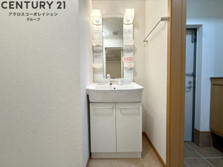 温水洗浄便座機能付きのトイレです♪