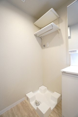 【独立洗面台】 | 【上質リノベ】リバーサイドネオ舟入 | 【パウダールーム】
嬉しい、タオル掛け付きの2段可動式のリネンラック。
しかも装着が楽なワンタッチ式の給水栓！
洗濯機置場はドラム式の洗濯機も入るサイズですが、
お手持ちのサイズが入るか要確認です！