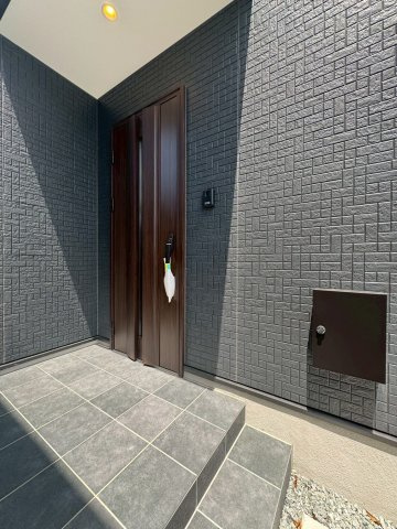 ーBloom－ブルームー小倉南区中曽根6丁目3期　【小倉南区　新築戸建て】の玄関|玄関には屋根もあり雨の日のドアの開閉も焦りません　【小倉南区　新築戸建て】