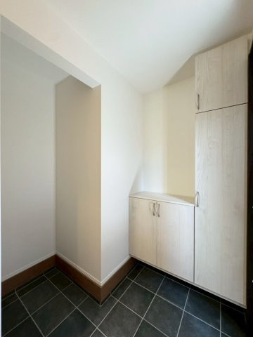 ーBloom－ブルームー小倉南区中曽根6丁目3期　【小倉南区　新築戸建て】の玄関|シューズボックス完備の明るい玄関♪空いてるスペースにはベビーカーなど収納できます♪　【小倉南区　新築戸建て】