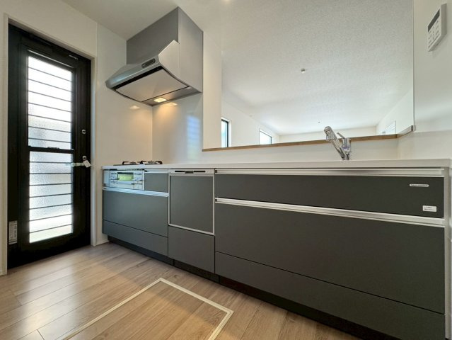 ーBloom－ブルームー小倉南区中曽根6丁目3期　【小倉南区　新築戸建て】のキッチン|家族との会話が弾む対面式のシステムキッチン♪充実した設備で毎日のお料理が楽しく快適に♪　【小倉南区　新築戸建て】