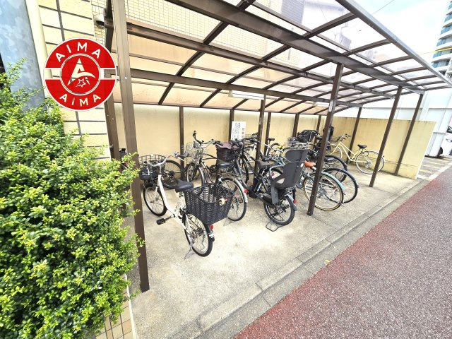 ロマネスク大濠アネックスの駐輪場|屋根付きの駐輪場で、自転車を雨から守れます。