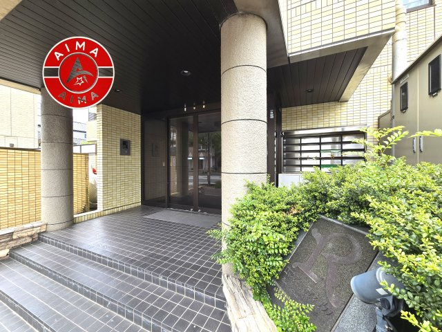 ロマネスク大濠アネックス|住まいの第一印象を彩る、きれいに整備されたエントランスです。