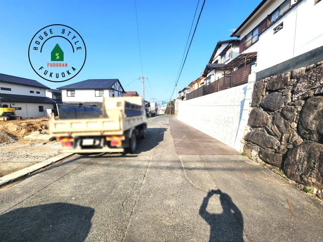 太宰府市梅ヶ丘1丁目第3-2棟（1号棟）の前面道路含む現地写真|前面道路は閑静な住宅地をはしる車通りの少ない道路。お車の出し入れが苦手なママや小さなお子様にも安心ですね。しっかり舗装もされているので、ベビーカーや自転車で通っても快適に通行できます。
