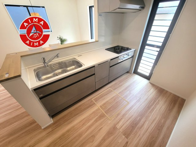 太宰府市梅ケ丘1丁目第3-2棟（2号棟）のキッチン|ダイニングテーブルへの配膳がラクラク、お料理はかどるカウンター付きシステムキッチン！