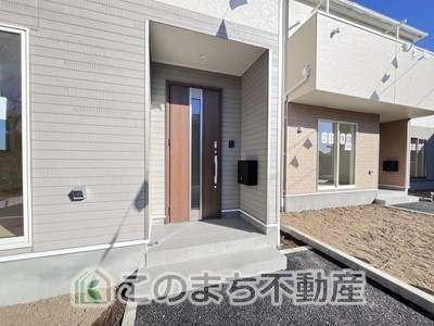 【エントランス】 | CRADLEGARDEN結城市結城第43Ⅱ期　1号棟 | 雨の日のご帰宅時も安心の広々玄関ポーチ♪