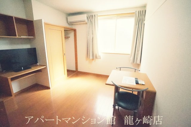 レオパレスコテナン阿見Bの居間・リビング