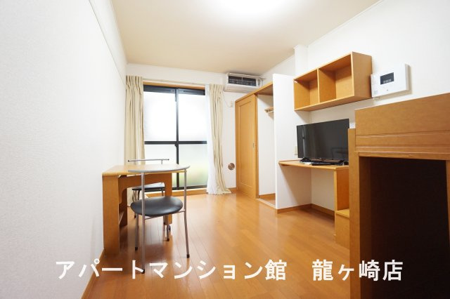 レオパレス霞南の居間・リビング