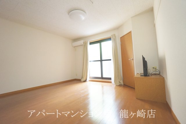 レオパレスエスピナカⅢの居間・リビング