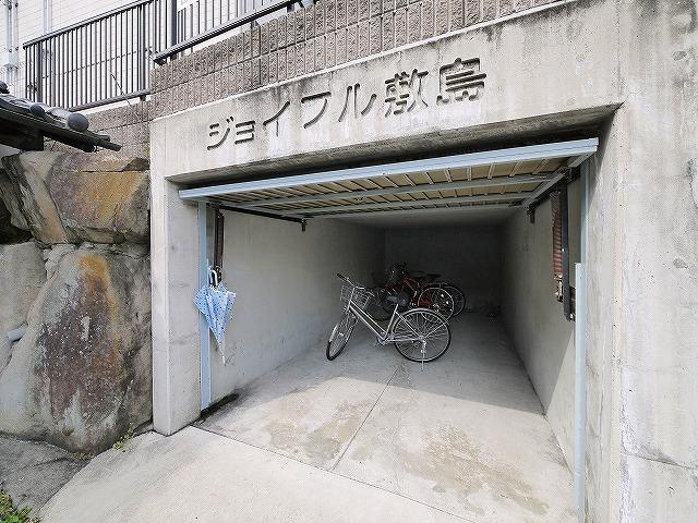 ジョイフル敷島のその他共用部分|屋根付きの自転車置場です