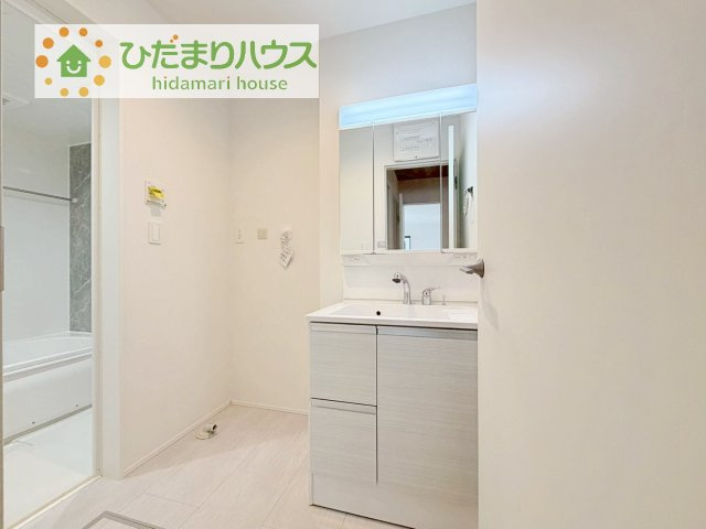 【独立洗面台】 | 我孫子市新木野6期　新築戸建　2号棟 | 三面鏡の大きな鏡は憧れます(^^♪
鏡の後ろは収納となっていて、細かいものでも収納できるのでスッキリと整理できます！