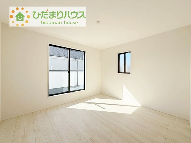【寝室】 | 我孫子市新木野6期　新築戸建　2号棟 | バルコニーに面していて、たっぷり光りの入る明るい主寝室です！