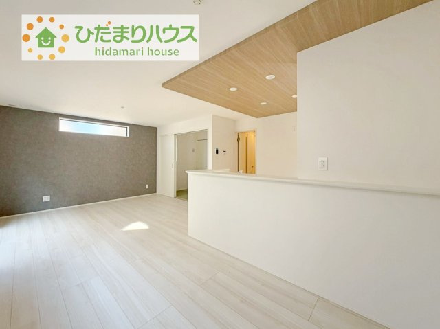 【居間・リビング】 | 我孫子市新木野6期　新築戸建　2号棟 | リビングの大きな窓からは、暖かな日の光が降り注ぎます・・・