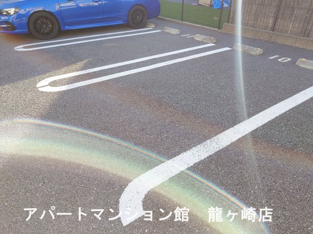 エミリオ・クレストBの駐車場