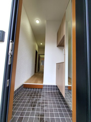 北葛飾郡松伏町　ゆめみ野東2丁目　中古戸建の玄関|明るい玄関です