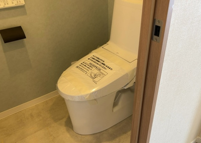 【トイレ】 | 藤和東林間コーポラスⅡ | トイレは大きさや形、機能、抗菌性などが異なる多種多彩なタイプが各メーカーから出ています。それぞれに良さがあるため、事前にどういったタイプのトイレがいいのかをご家庭内で決めて、内見に行くといいでしょう。