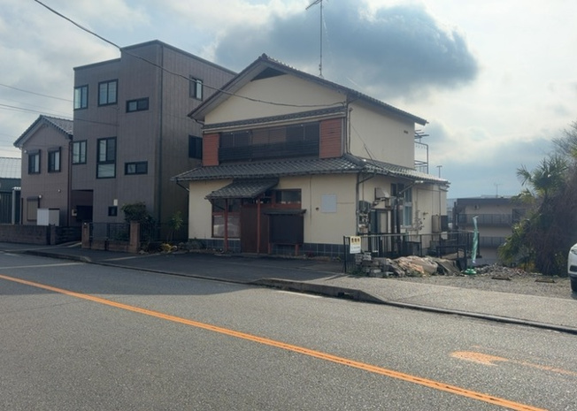 【外観】 | 土地購入を検討されている場合、境界杭がない状態で購入してしまうと境界確定測量をする必要があり、費用がかかります。購入の前に、売主、隣土地所有者立ち合いのもと境界を確定し境界杭を設置するのがベストです。