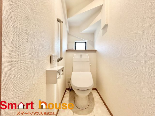 綾瀬市深谷中　新築3棟のトイレ|節水型でエコなトイレには、今では当たり前のウォシュレット付き。便座を温める機能もついていて、居心地良くてトイレから出られなくなるかも！換気用に換気扇はもちろん、窓も着いているので常に快適ですね♪