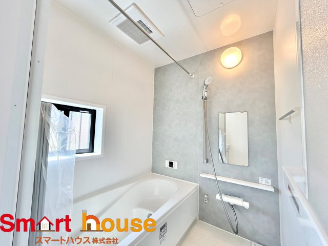 綾瀬市深谷中　新築3棟の浴室|一日の疲れを癒してくれる場所なので、快適に過ごして頂く為にゆったりサイズのバスタブを用意しました。是非半身浴をお楽しみ下さい。空気が籠らない様に小窓も設置しております。