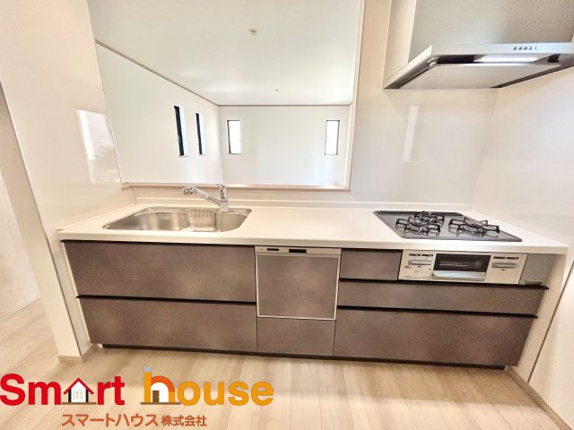 綾瀬市深谷中　新築3棟のキッチン|キッチンワークしながら大切な家族との会話を楽しむ。家族のコミュニケーションが生まれるキッチンです♪