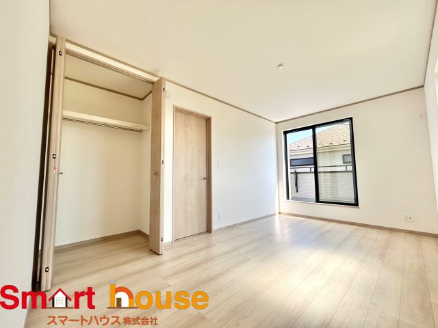 綾瀬市深谷中　新築3棟の洋室|大きな窓からたっぷりの日差しが降り注ぐ明るい室内です。気持ちの良い朝日を受けて、目覚めの良い健康的な朝を迎えられそうです。 