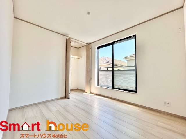 綾瀬市深谷中　新築3棟の洋室|広々とした居住空間は日々の暮らしを彩り、心のやすらぎと満足感を与えてくれます。通風と採光を考慮した設計は子供たちはのびのび育ち、家族でくつろぎと団らんを生み出します。