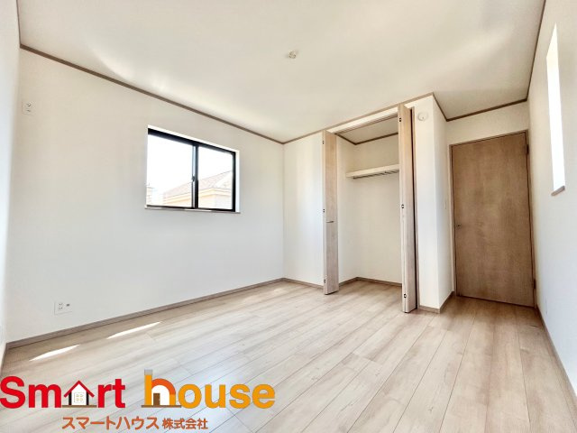 綾瀬市深谷中　新築3棟の洋室|通風・採光にも優れ、心地よい光と風があふれています。 贅沢といえるほどの豊かな居住性と、プライドを満たすクオリティが見事に調和した住空間。新築戸建でなければ体感できないひとときをご体感頂ける筈です。