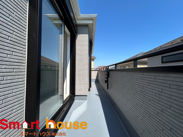 綾瀬市深谷中　新築3棟のバルコニー|開放的なバルコニーは見晴らしもよく、太陽の温かな温もりをめいっぱい受け止めてくれます。太陽の光と爽やかな風を受けたお洗濯物はあっという間に乾き、取りこむ時には太陽の匂いを感じられそうですね。