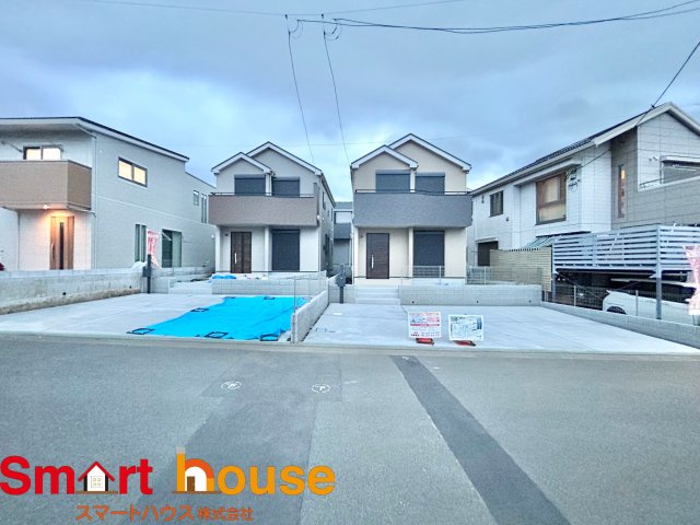 綾瀬市深谷中　新築3棟の外観|外壁が周囲の街並みと青空に生えるお洒落な仕上がり！周囲には高い建物のないエリア。青い空が大きく感じますね。