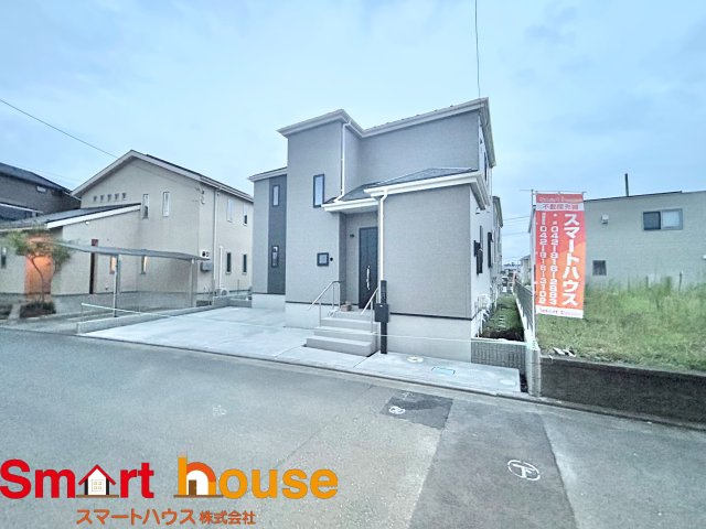 綾瀬市深谷中　新築3棟の前面道路含む現地写真|お住まいの前面道路が広いと駐車が楽になり、陽当たりも遮られないので明るく居心地の良いお家になります♪