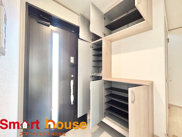 綾瀬市深谷中　新築3棟の収納|玄関収納は可動式の棚になっております！
ロングブーツやお子様の長靴など大きさに合わせて調節ができます♪