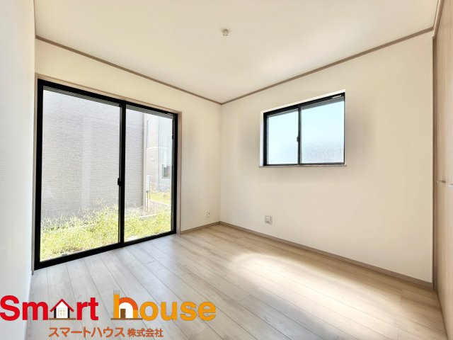 綾瀬市深谷中　新築3棟の洋室|大きな窓からたっぷりの日差しが降り注ぐ明るい室内です。気持ちの良い朝日を受けて、目覚めの良い健康的な朝を迎えられそうです。 