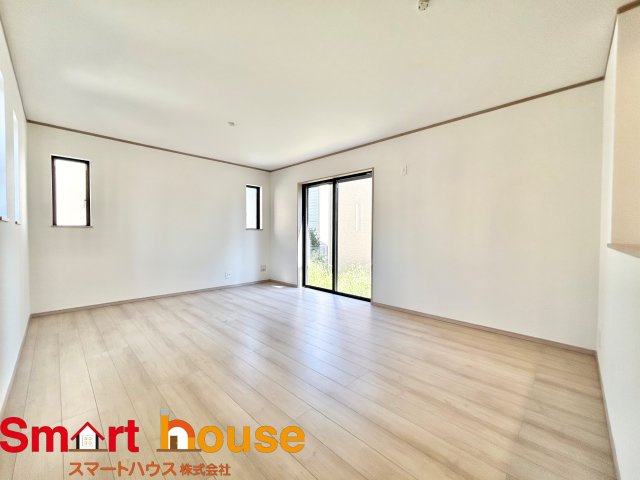 綾瀬市深谷中　新築3棟の居間・リビング|ここにはみんなが集い、食事と楽しい会話が始まる。話に夢中になりすぎて、ついつい時を忘れてしまう。そんな束の間の幸せを感じさせてくれる場所。