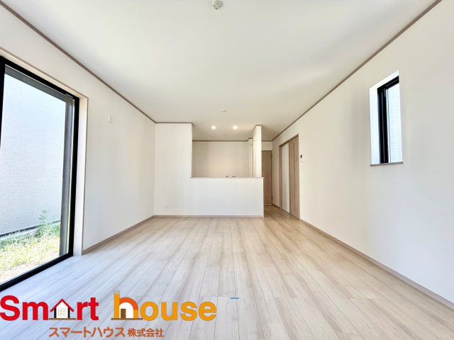 綾瀬市深谷中　新築3棟の居間・リビング|ホームパーティのお客様が増えても、これだけ広いリビングなら大丈夫！