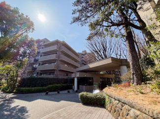 【外観】 | 芦花公園プレスティージュ | 流行に左右されず、将来にわたって価値が継続する「上質」な佇まい。おしゃれな雰囲気や自然の潤い、親しみやすさといった個性が街に新たな価値をもたらしています。