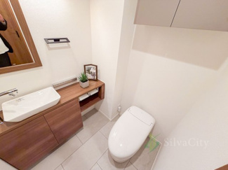 【トイレ】 | 芦花公園プレスティージュ | 毎日使うトイレ室は白を基調に、飽きのこない空間となっております。