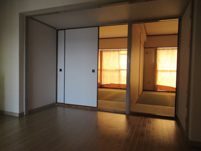 兵庫県公社　宝塚安倉（４）６号棟の居間・リビング|こちらの居間で趣味の時間をお楽しみください