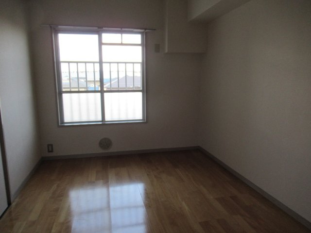 兵庫県公社　宝塚安倉（４）６号棟の洋室|個人の部屋や寝室として使える洋室です