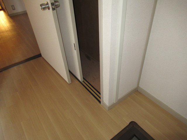 兵庫県公社　宝塚安倉（４）６号棟の玄関|明るい玄関です