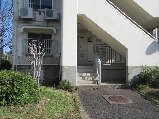 兵庫県公社　宝塚安倉（４）６号棟のエントランス|落ち着いたエントランスです