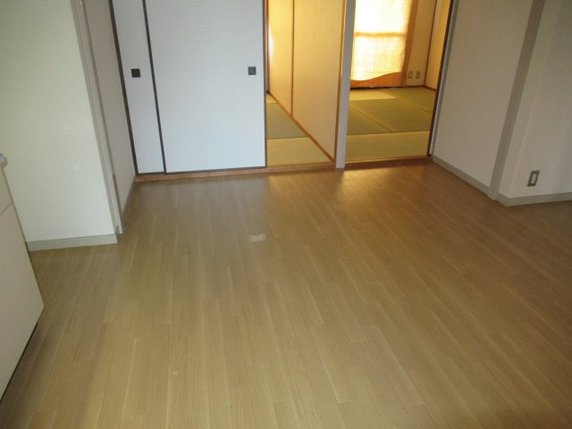 兵庫県公社　宝塚安倉（４）６号棟の居間・リビング|ゆったりとした居間です