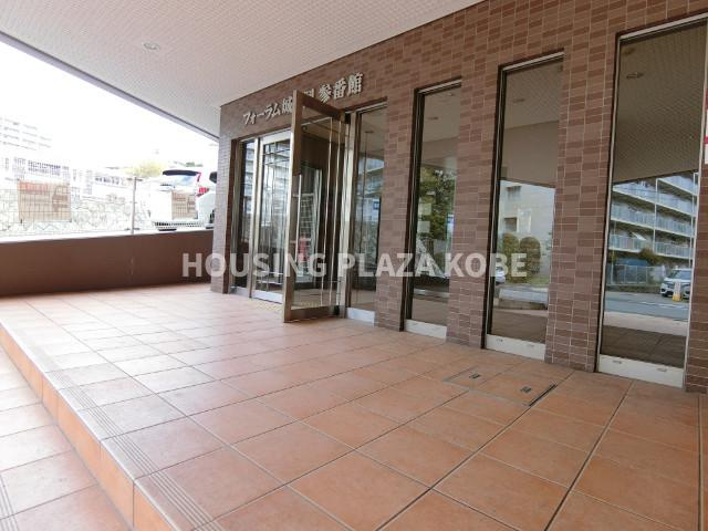 フォーラム城ヶ岡参番館のエントランス