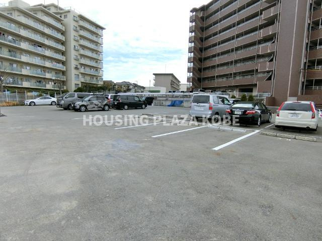 フォーラム城ヶ岡参番館の駐車場