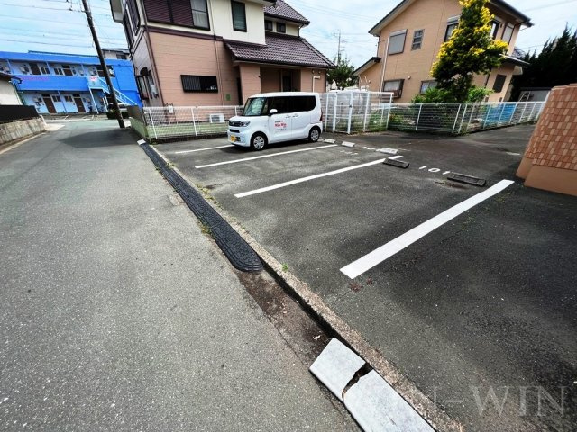 メゾンド ノワの駐車場