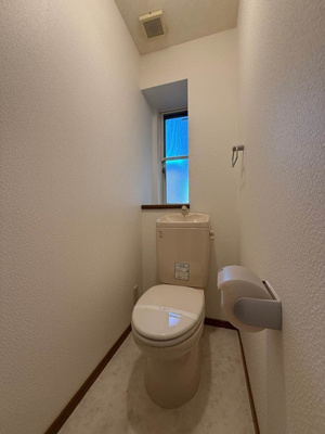 【トイレ】 | ラ・ソレイユ | 人気のバストイレ別です♪窓のあるトイレで換気もOK☆嫌なニオイがこもりません♪横にはタオルを掛けられるハンガーもあります♪