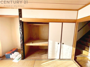 押入れは季節の衣類、寝具などを収納できます。伝統的な美しさと実用性が融合し、収納物を保護する調湿・換気効果があります。使い方によっては書類や小物なども効果的に整理でき空間を有効活用できます。