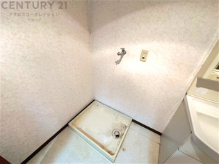 洗濯物の仕分け作業がしやすく、整理整頓が容易になります。洗濯音や湿気を他の部屋に持ち込まず、生活環境を快適に保ちます。上部を活用すれば収納スペースを確保でき洗剤や洗濯用品の整理もしやすくなります。