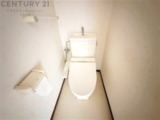 温水洗浄便座付トイレは温水洗浄機能により、暖かい水でおしりを洗浄することができ、冷たい水を使う従来の便座に比べ、温水洗浄機能で暖かいトイレを提供し、快適な使用を可能にします。