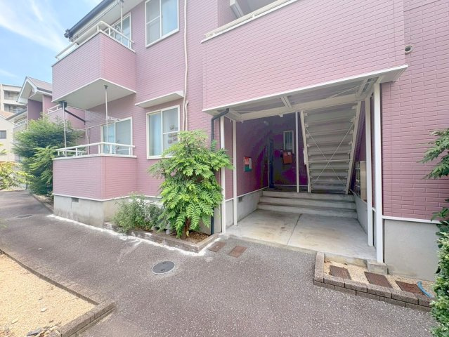 宝塚市山本中１丁目のアパートのエントランス